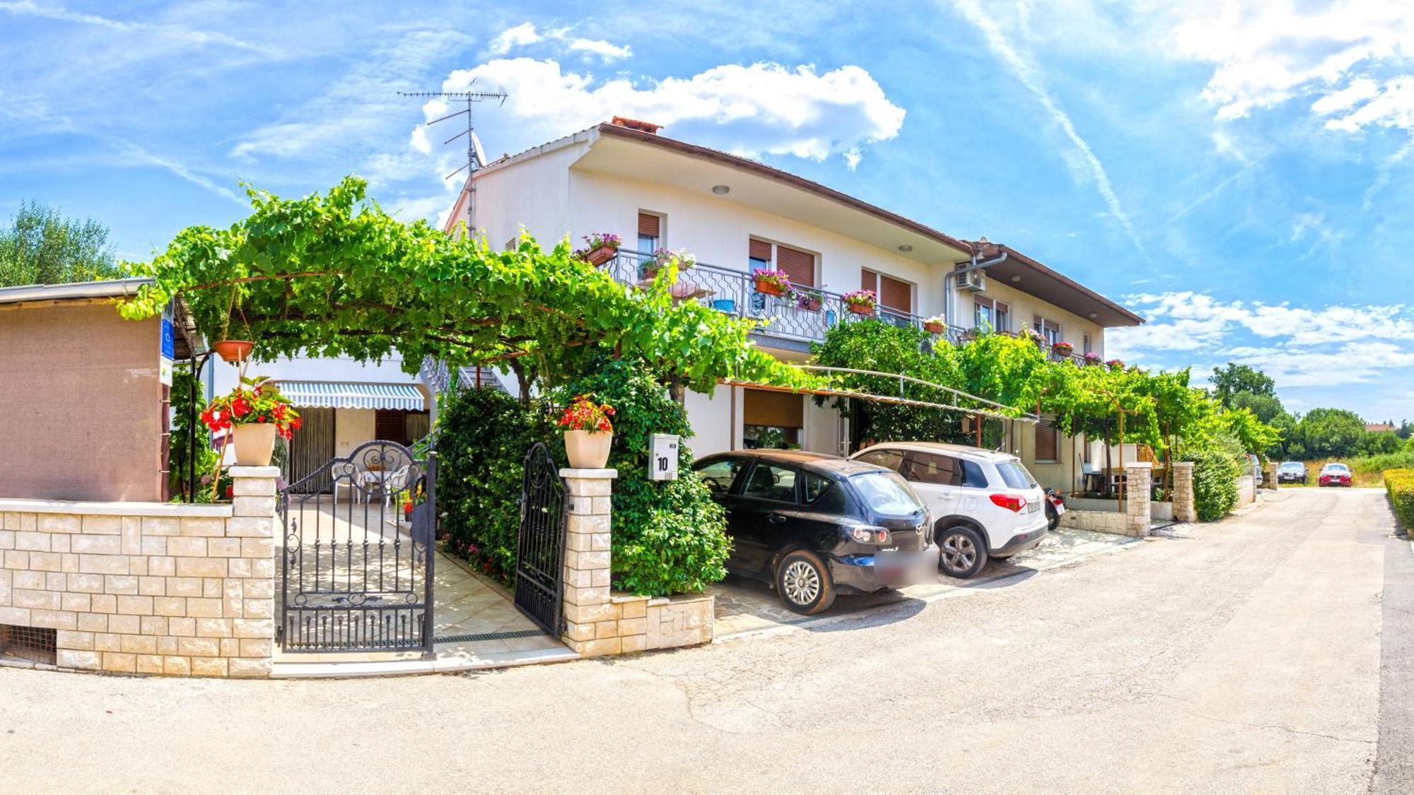 House With A Parking Space - 22433 *